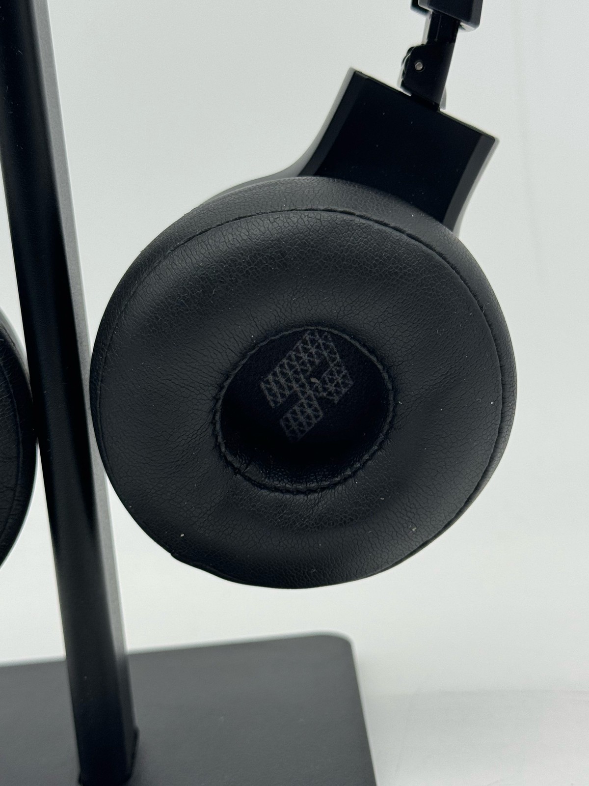 JBL Live 670NC Noise Cancelling Wireless On-Ear Headphones Black