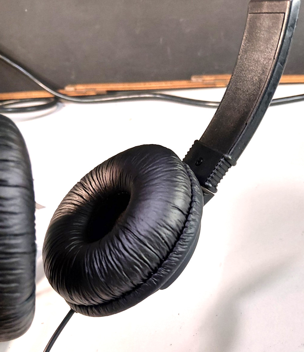 LOT OF 2 – KENSINGTON Classic 3.5mm Headphone With 9ft Cord, Black K33137