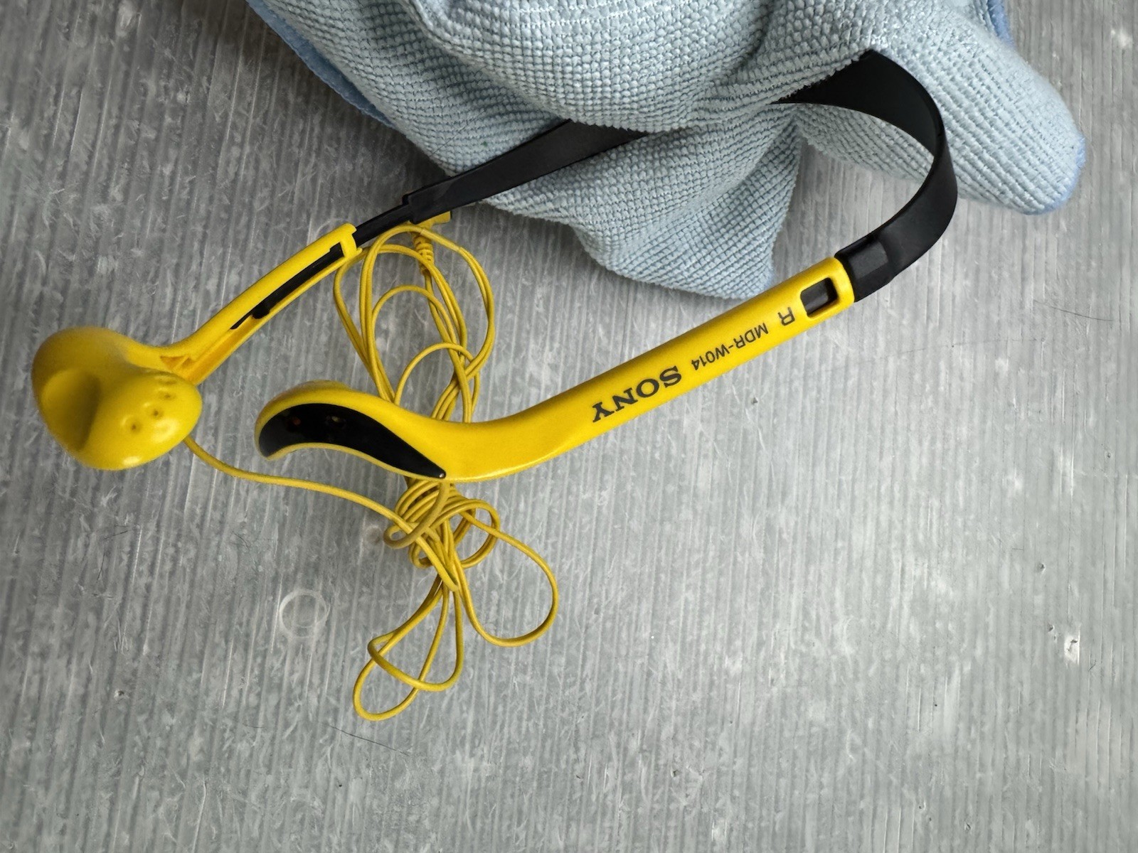 SONY MDR-W014 yellow Sports Walkman Stereo Headphones 3.5mm Jack