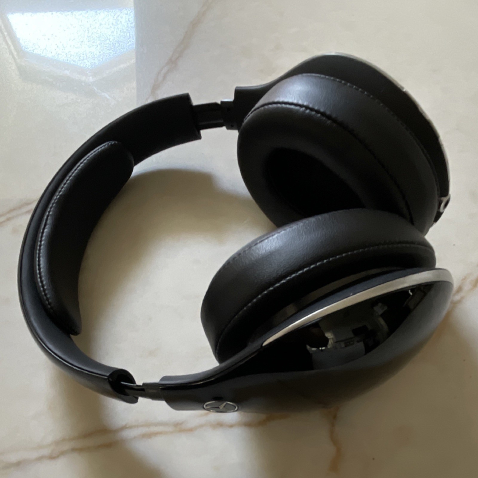Mercedes-Benz 1100 Series Black Bluetooth Over-Ear Headphones Double Earpieces