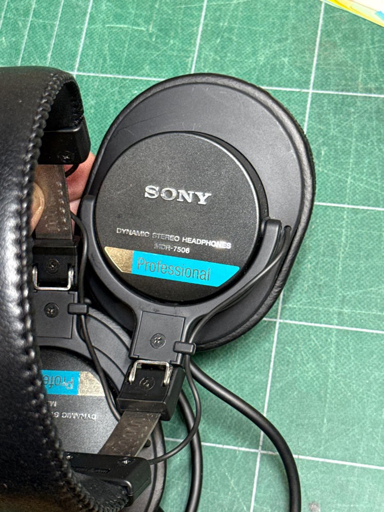 Sony MDR-7506 Professional Wired On-Ear Headphones Black MDR-7506 FLAWLESS EUC