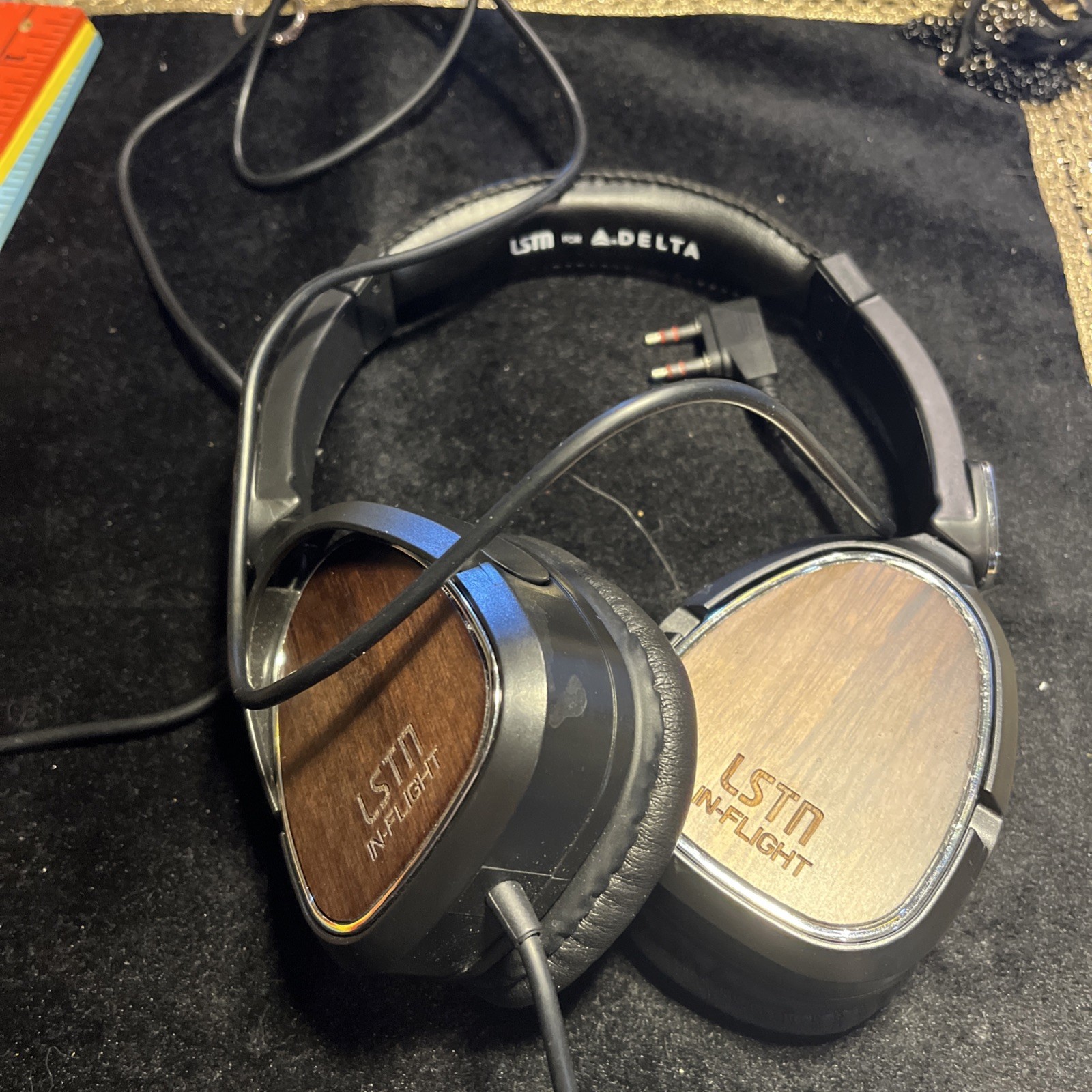 Headphones Delta Airlines LSTN In Flight fly movie woodgrain clean 2 Prong EUC