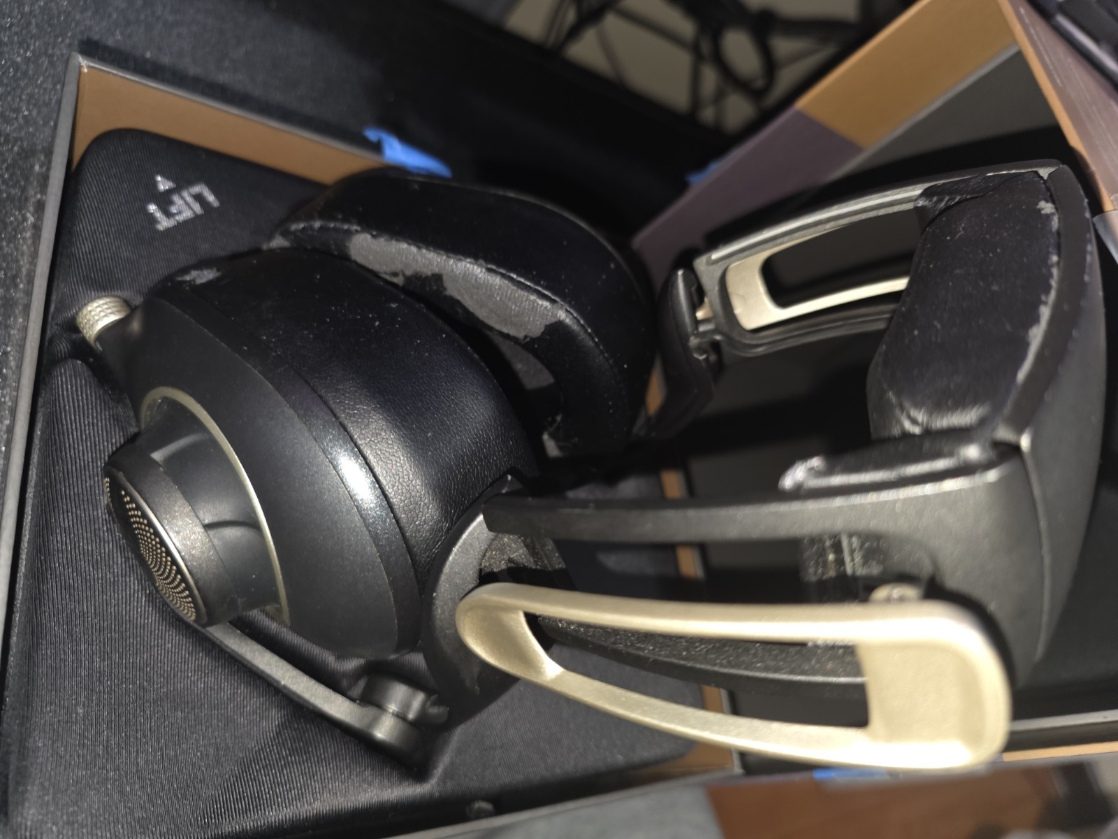 Blue SADIE Over-Ear Closed-Back Headphones – Hi-Fi/Studio, Built-in Amp