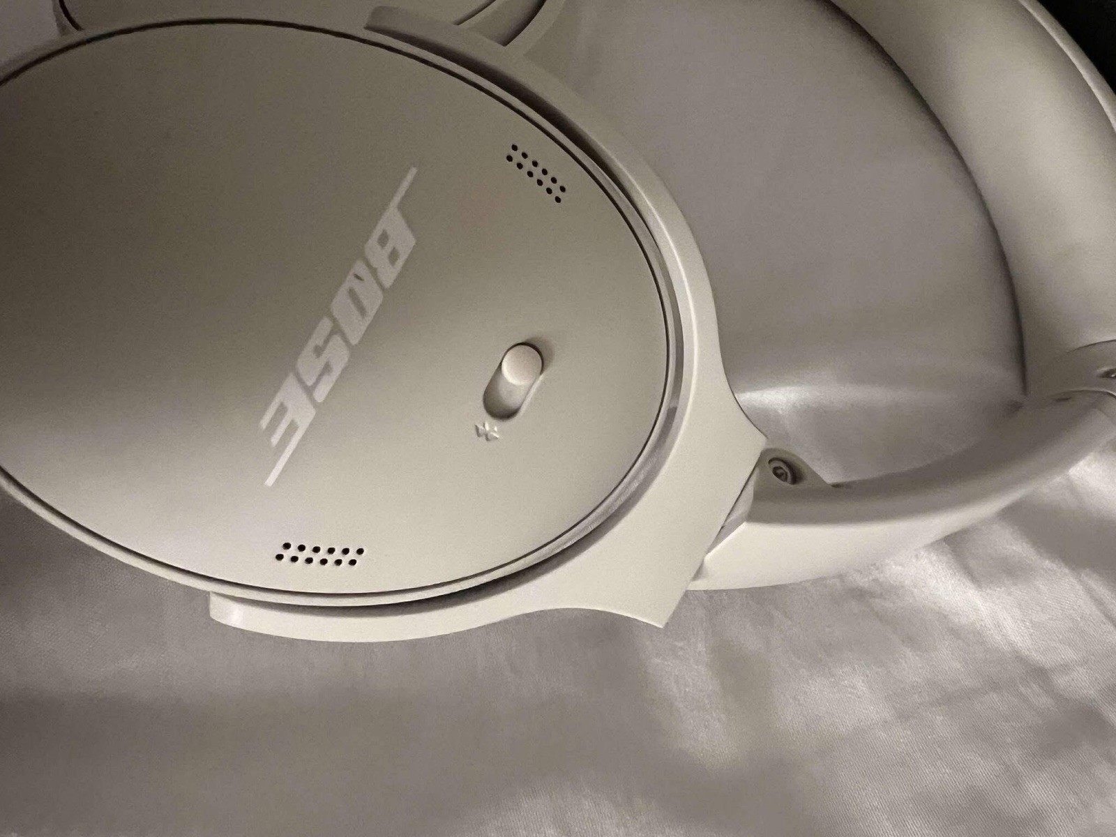 Bose QuietComfort QC45 Wireless Over-Ear Bluetooth Headphones White/Silver Case