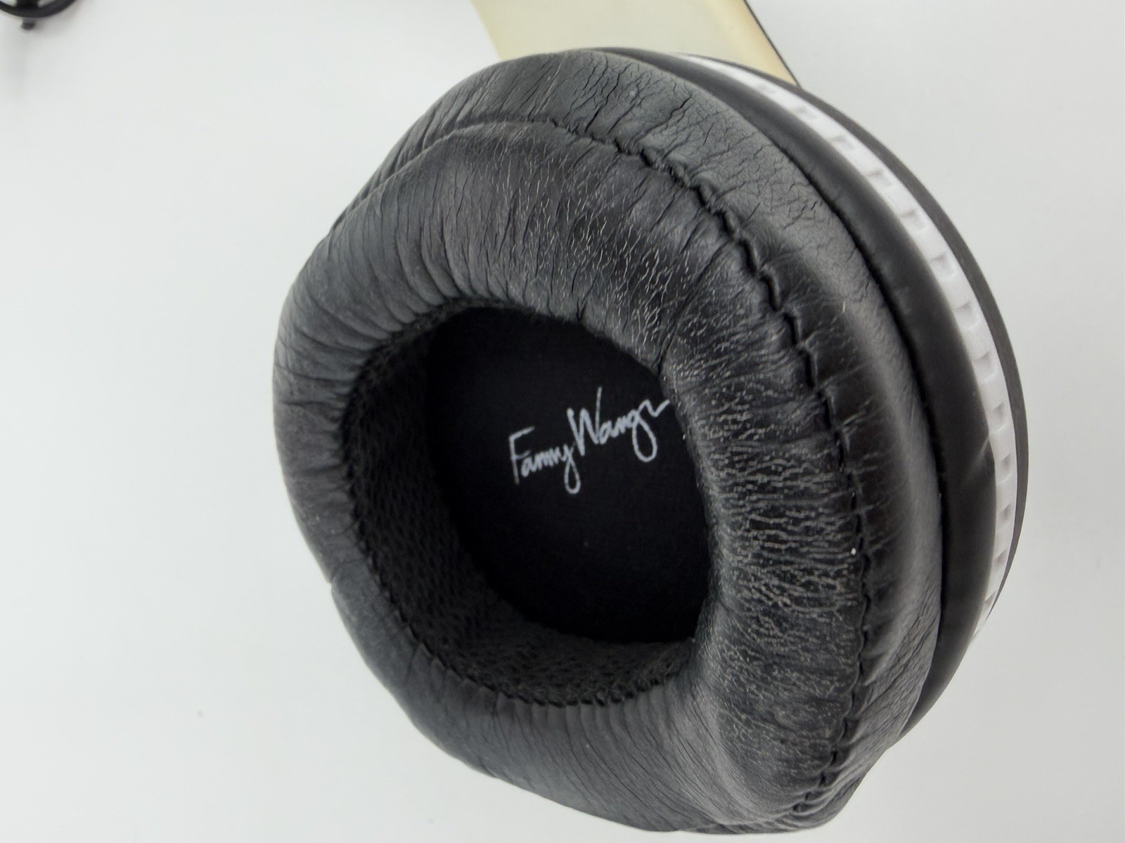 Fanny Wang FW-HEADPH-1002 Wired Over-Ear Headphones 40mm Drivers Black White