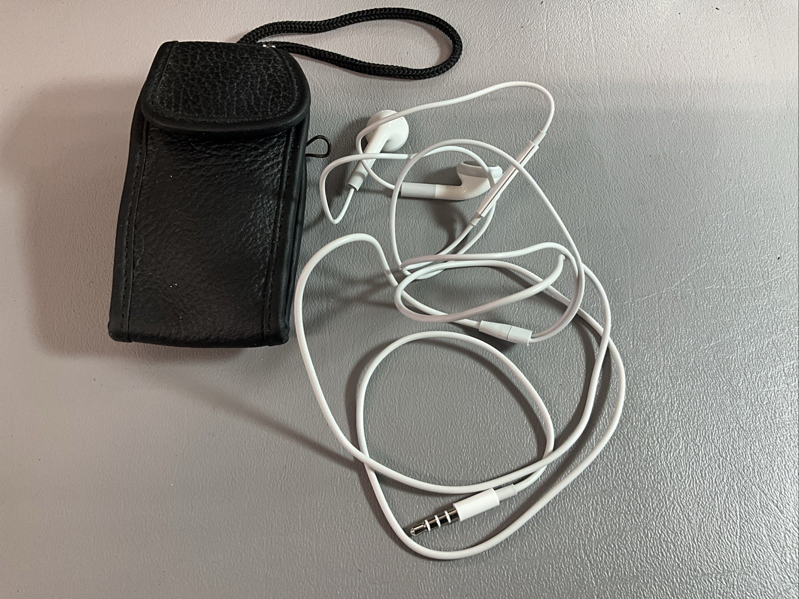 VINTAGE EAR BUDS, UNBRANDED 30 INCH CORD EASY TO STORE CASE. (S1305).
