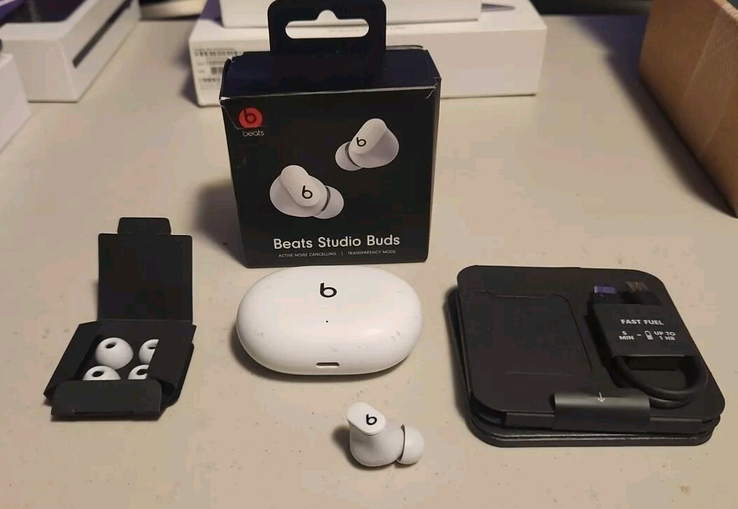 Beats Studio Buds RIGHT Earbud & Case – FOR PARTS OR REPAIR – READ DESCRIPTION