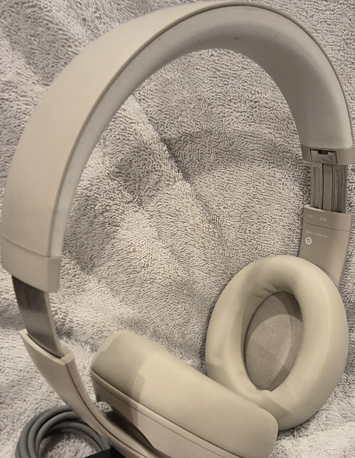 Beats by Dr. Dre Studio Pro Over-Ear Headphones Beige Bluetooth USB-C Case