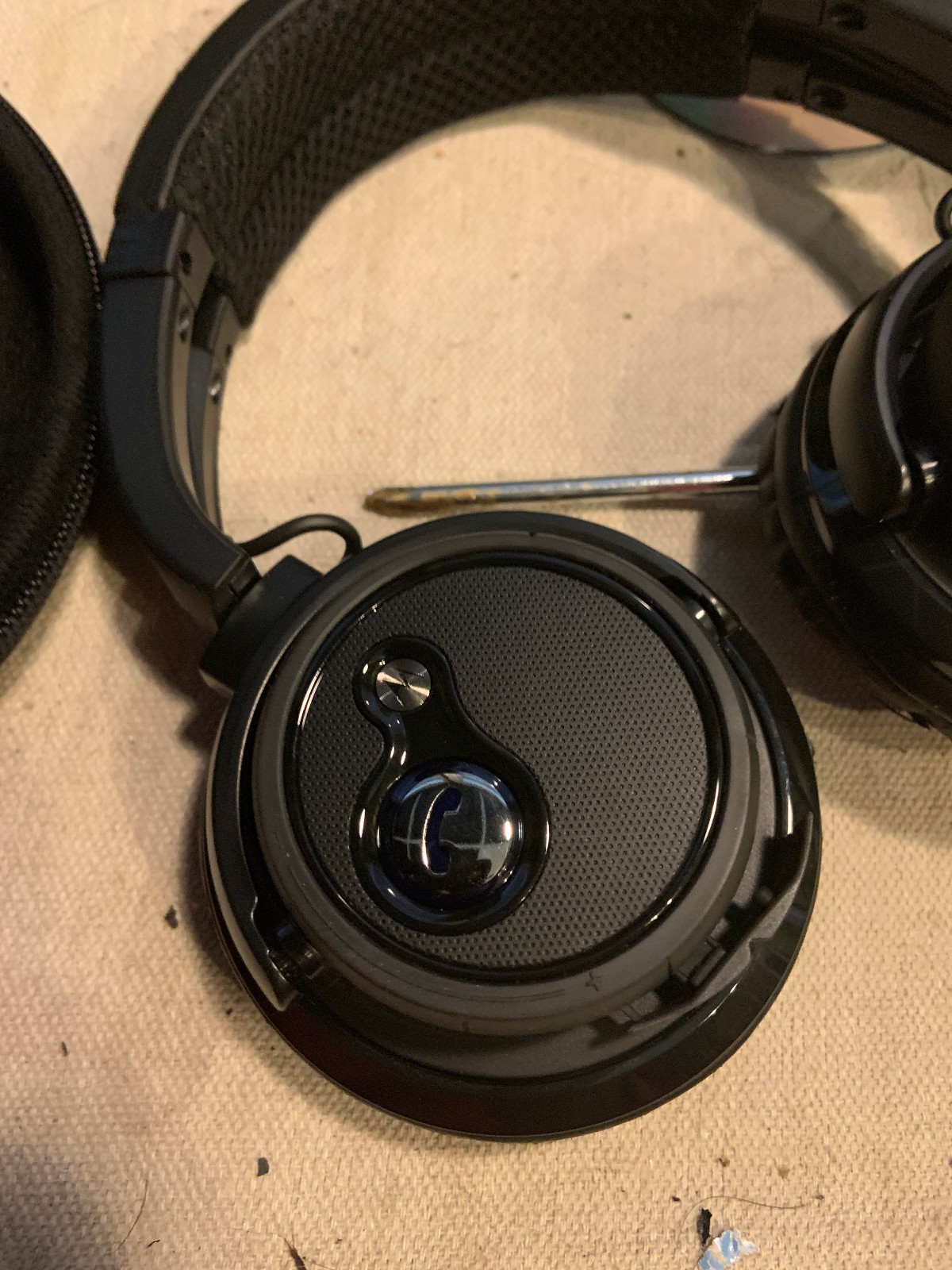 Motorola S805 Headphones w/ Case and Charger – NEED NEW FOAM