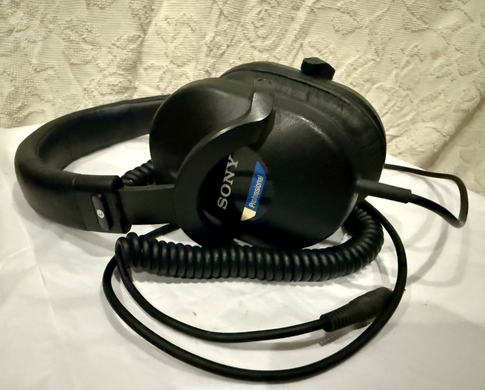 Sony MDR-V6 Over-Ear Studio Monitor Headphones 40mm Coiled 3.5mm Black