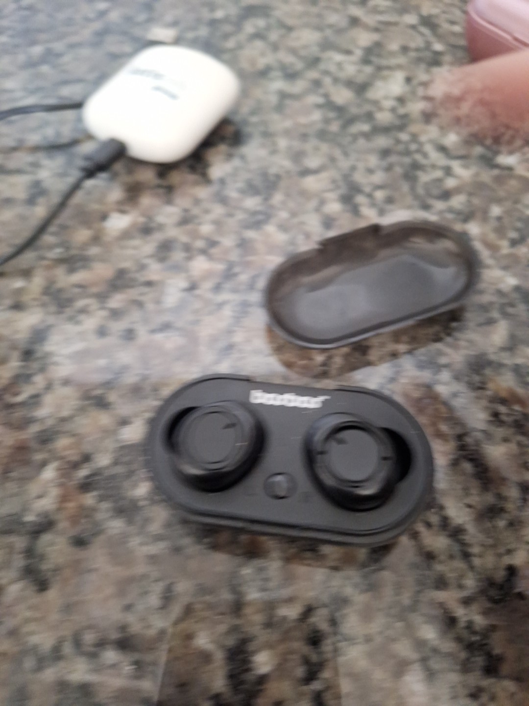 Lot of 3 ear buds, white, pink Helix, black bosbos