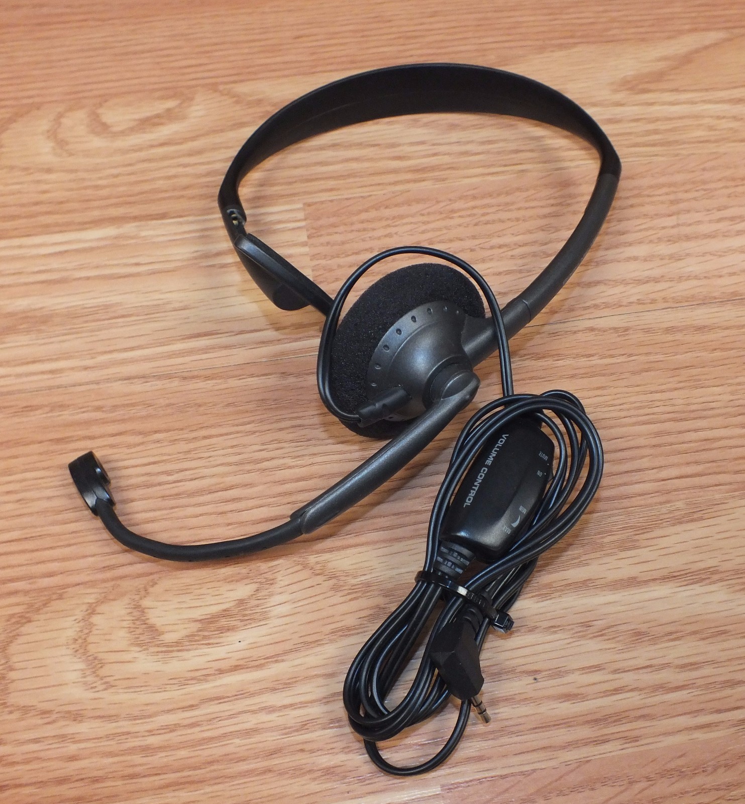 Generic/ Unbranded Boom Mic Headphones W/ In Line Volume Control/ Ear Pad *READ