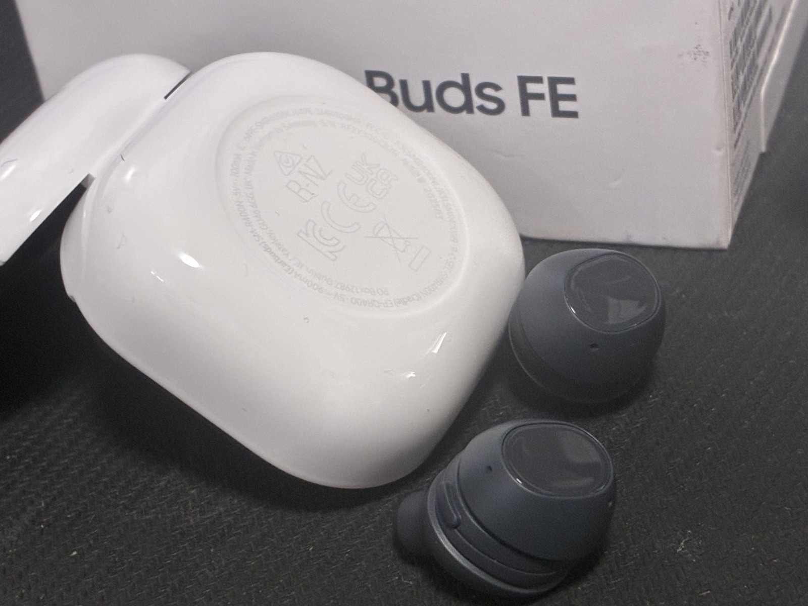 Samsung Galaxy Buds FE True Wireless Earbuds Graphite SM-R400N – Excellent