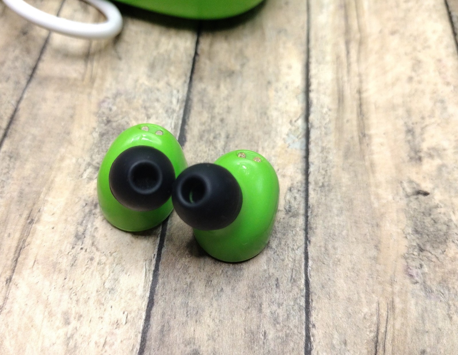 eKids Minecraft Wireless Earbuds Green with Charger and USB Cable Xi-B18MX EXv24