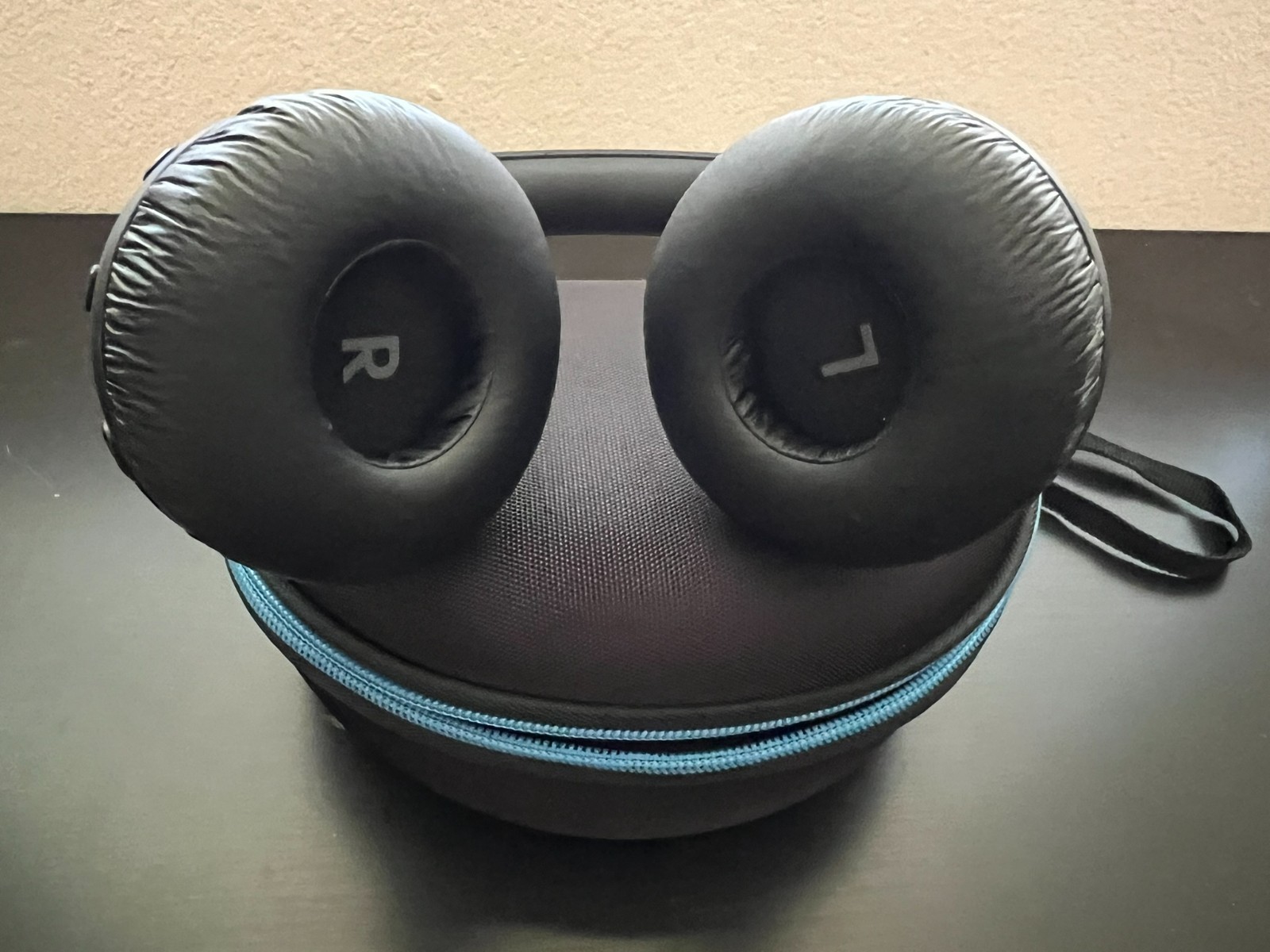 JBL Tune 670NC – Adaptive Noise Cancelling Wireless On-Ear Black Headphones