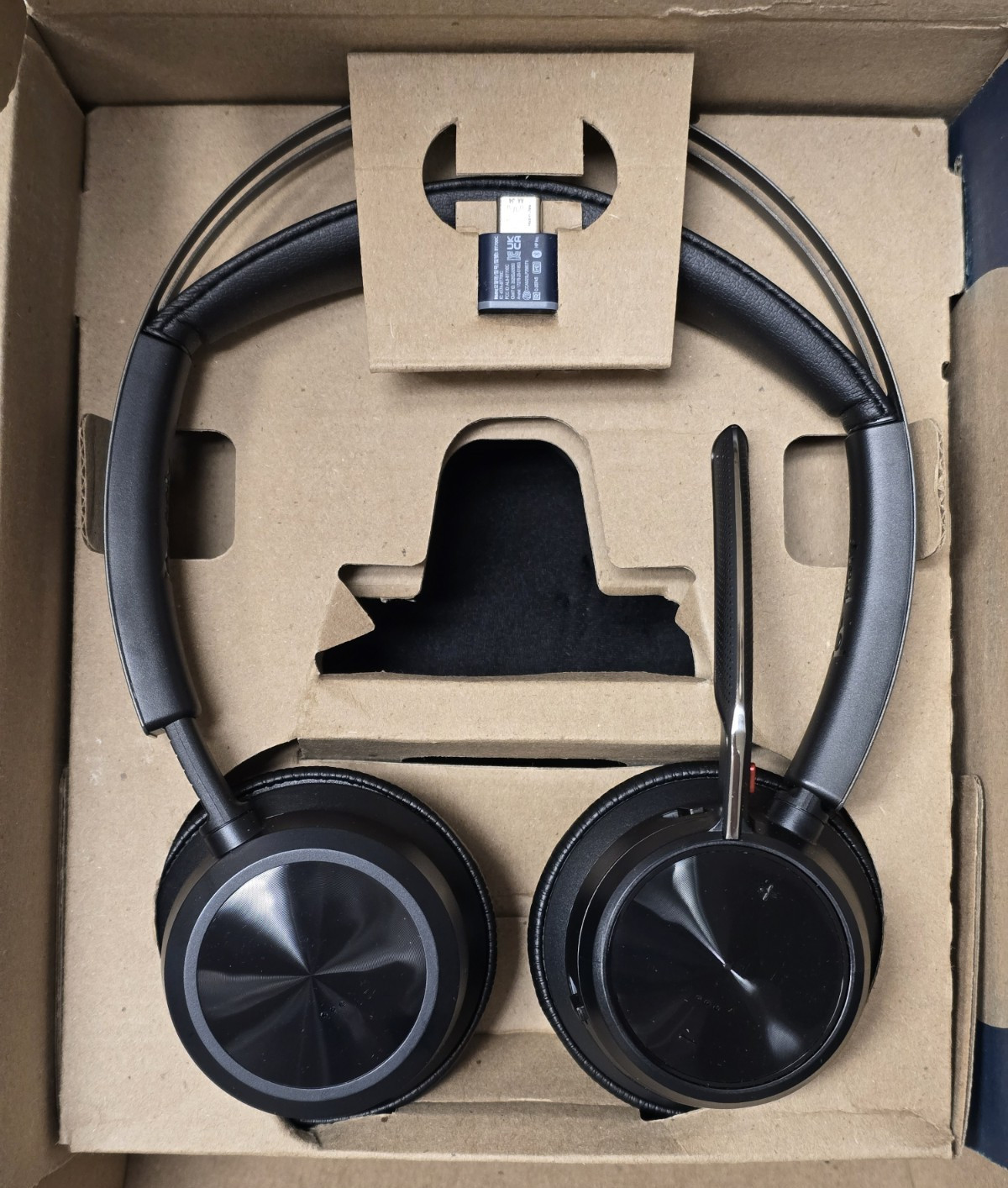 Poly Voyager Focus 2 USB-C-C Headset +USB-C/A Adapter + Charging Stand