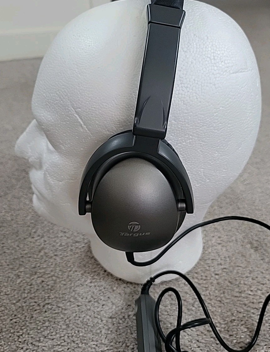 TARGUS Noise-Canceling Headphone specified for traveling foldable, case adapter