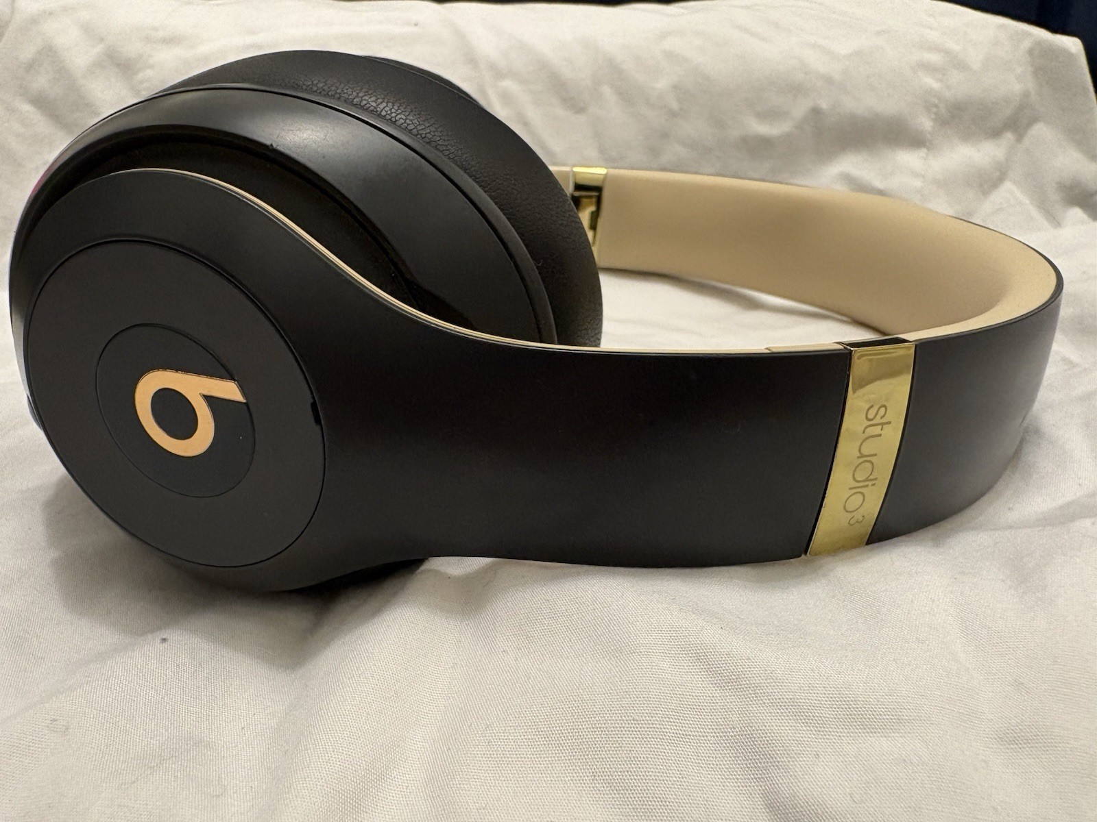 Beats Studio3 Wireless Midnight Black Gold – New Wicked Cushions Pads – Great!