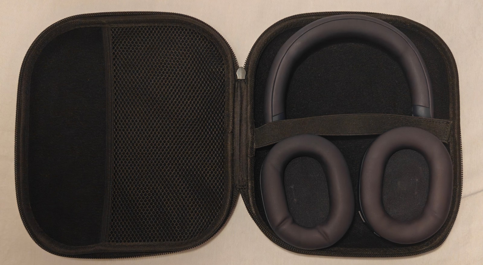 Very Nice Navy Blue Sony WH1000XM5 Noise Cancelling Over Ear Headphones W/ CASE!