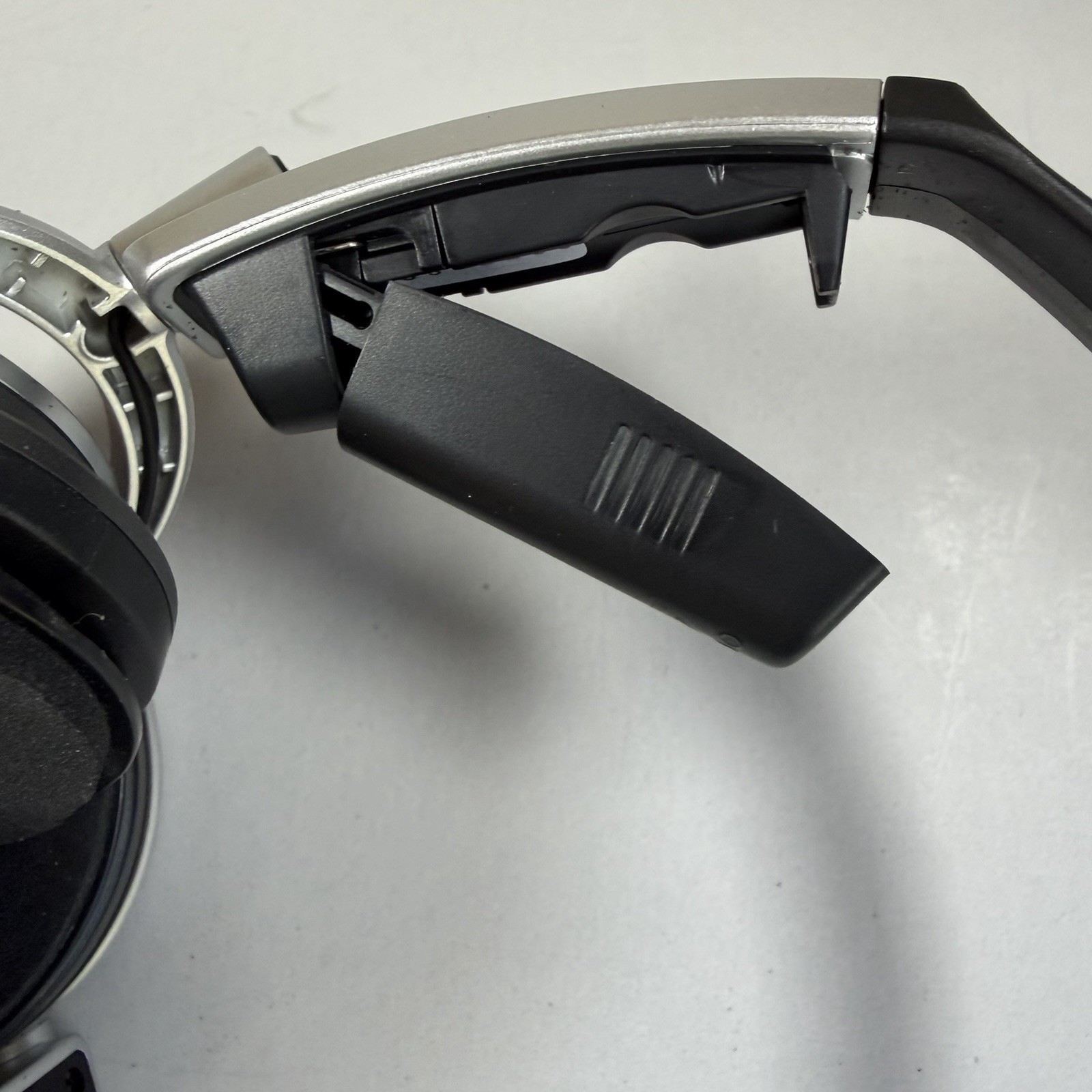 Sony MDR NC6 Noise Canceling Headphones Wired Over Ear w/Travel Case Black READ