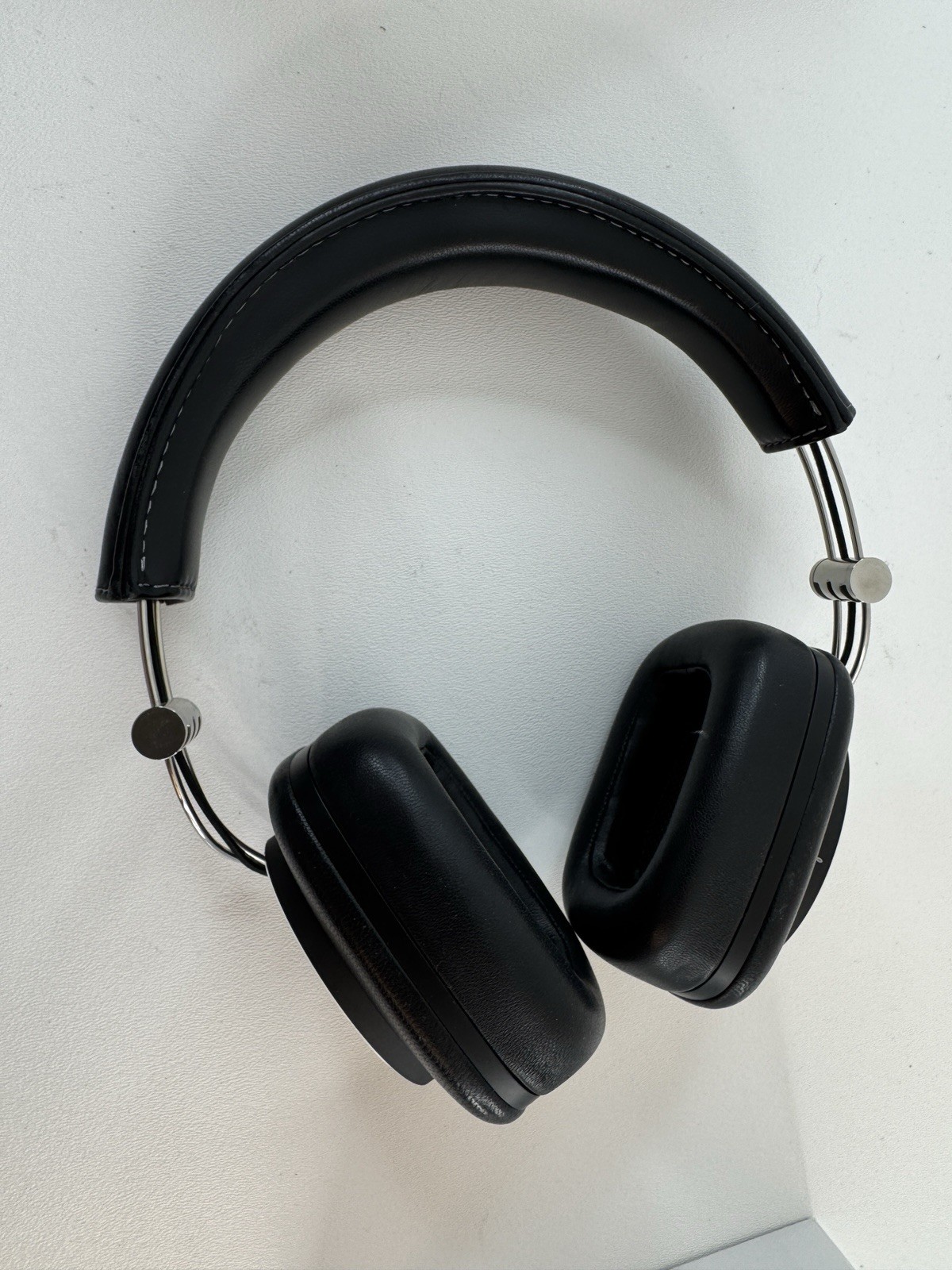 Bowers & Wilkins P7 Wireless Headphones – Excellent Condition w/ Carry Case