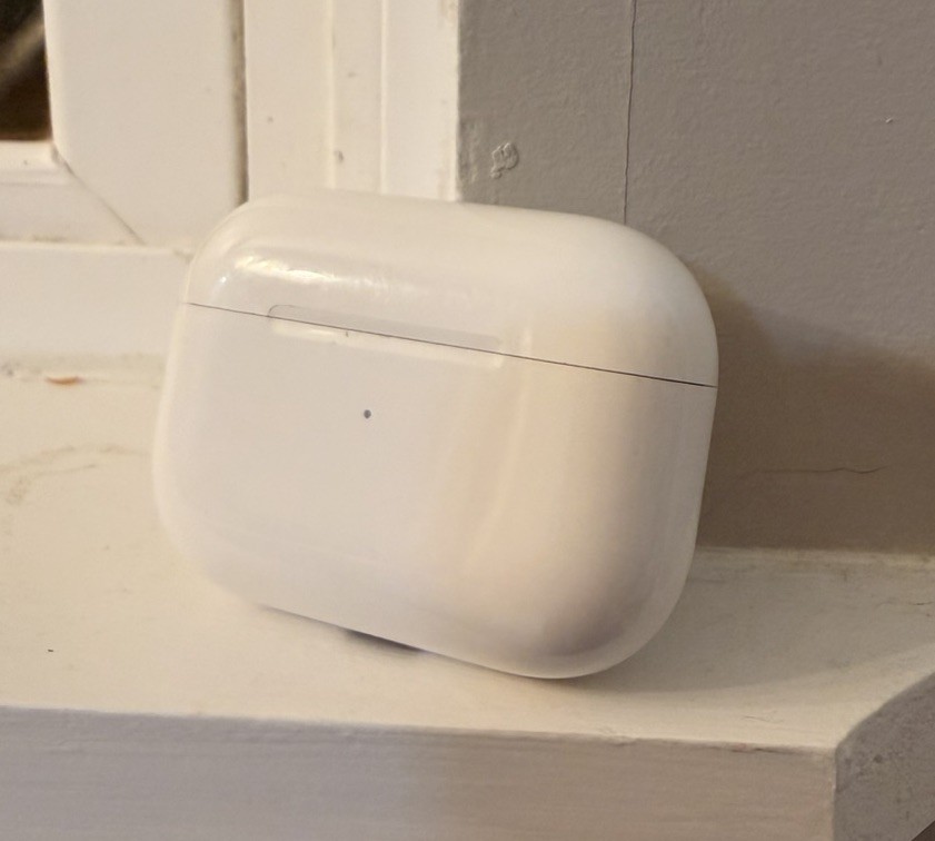 Apple AirPods Pro (1st Gen) White In-Ear Earbuds w/ MagSafe Case