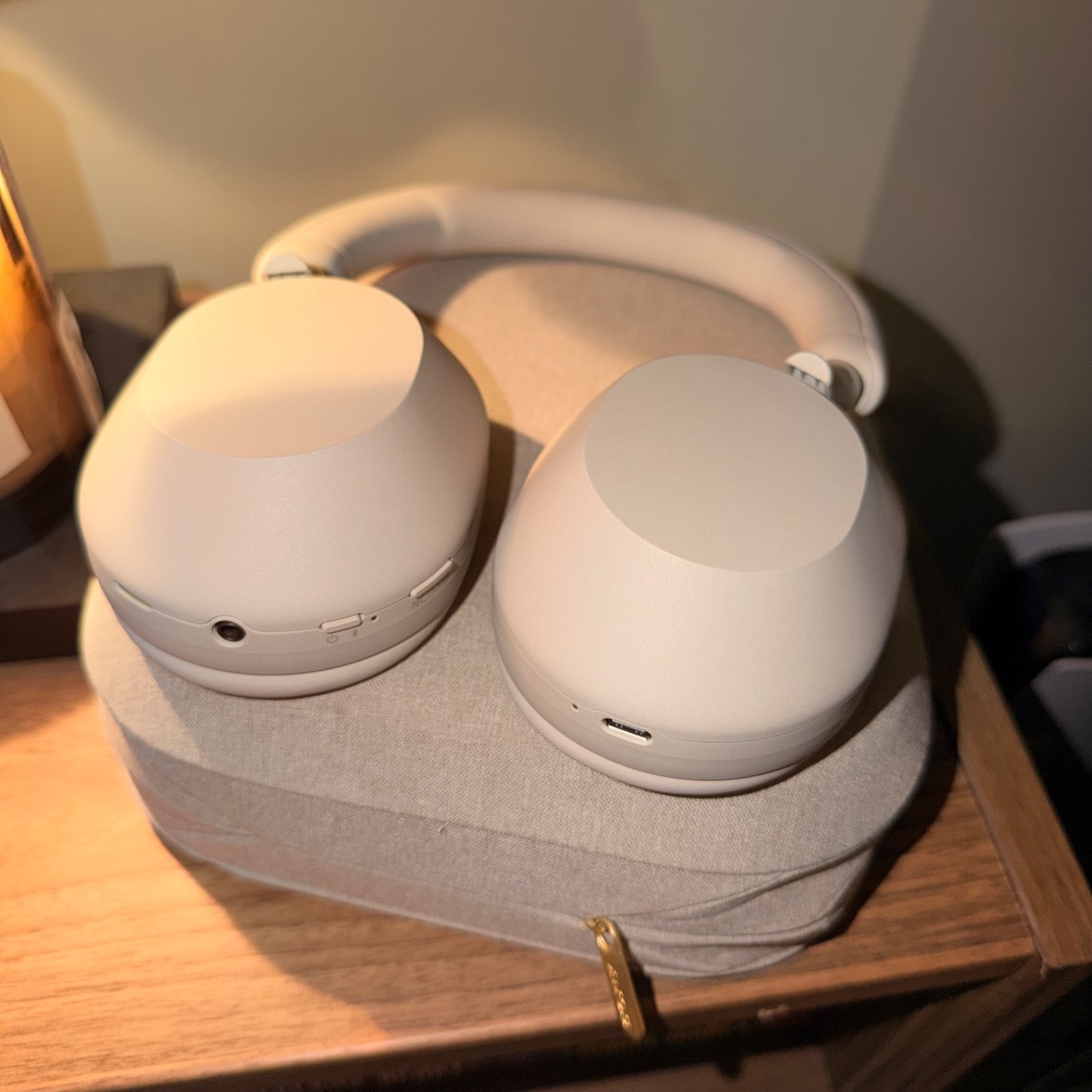 *GENTLY USED* Sony WH-1000XM5 Wireless Noise Canceling Headphones – Silver