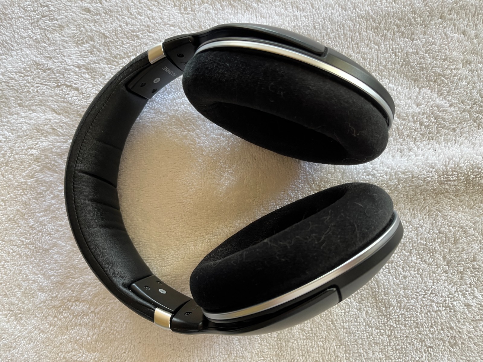 Sennheiser HD 599SE Over-Ear Headphones Black Silver Wired Detachable Cable Case