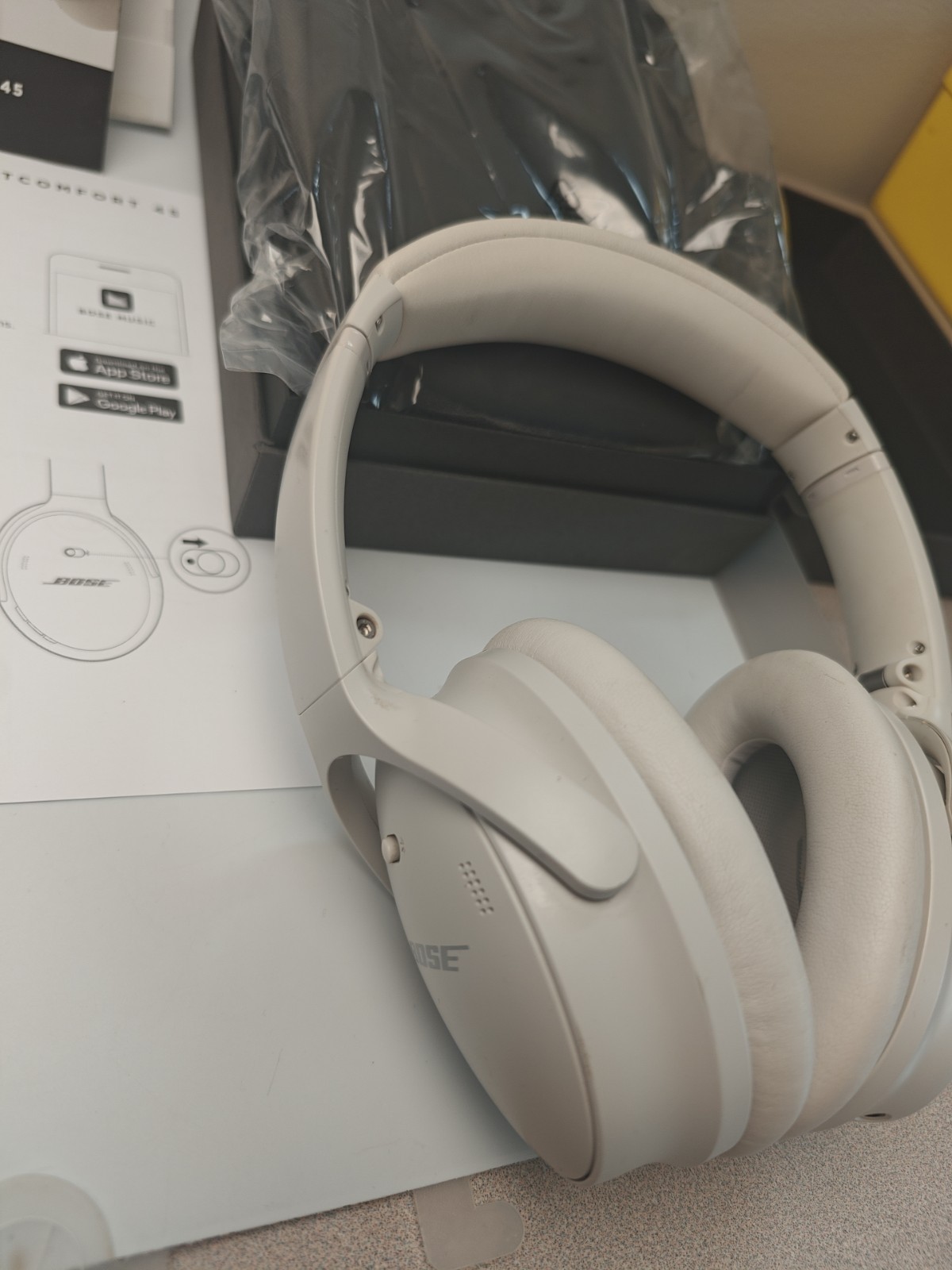 Bose QuietComfort 45 Wireless Over-Ear Headphones White Smoke Low Use Excellent!