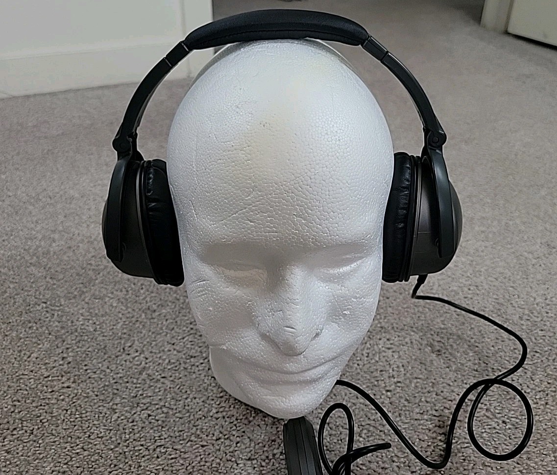 TARGUS Noise-Canceling Headphone specified for traveling foldable, case adapter