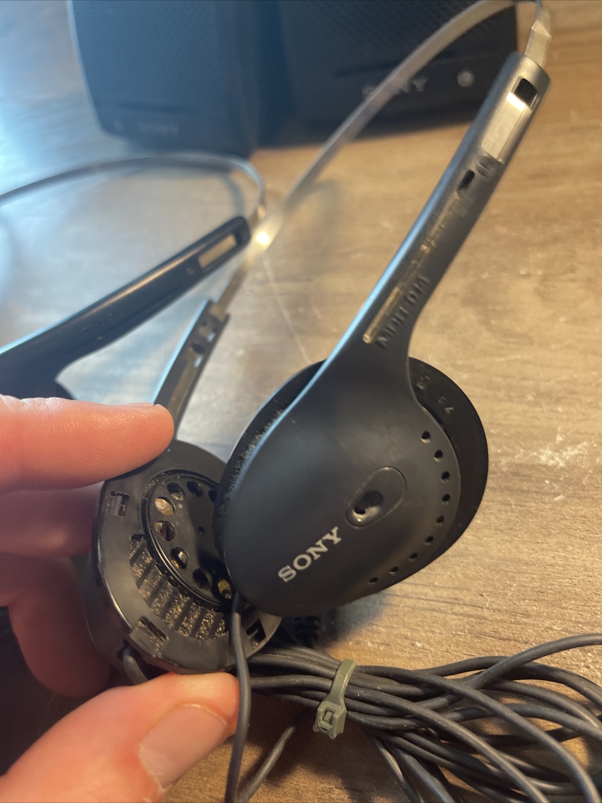 Lot of vintage sony headphones 2 over ear 2 in ear 1 speaker set Tested