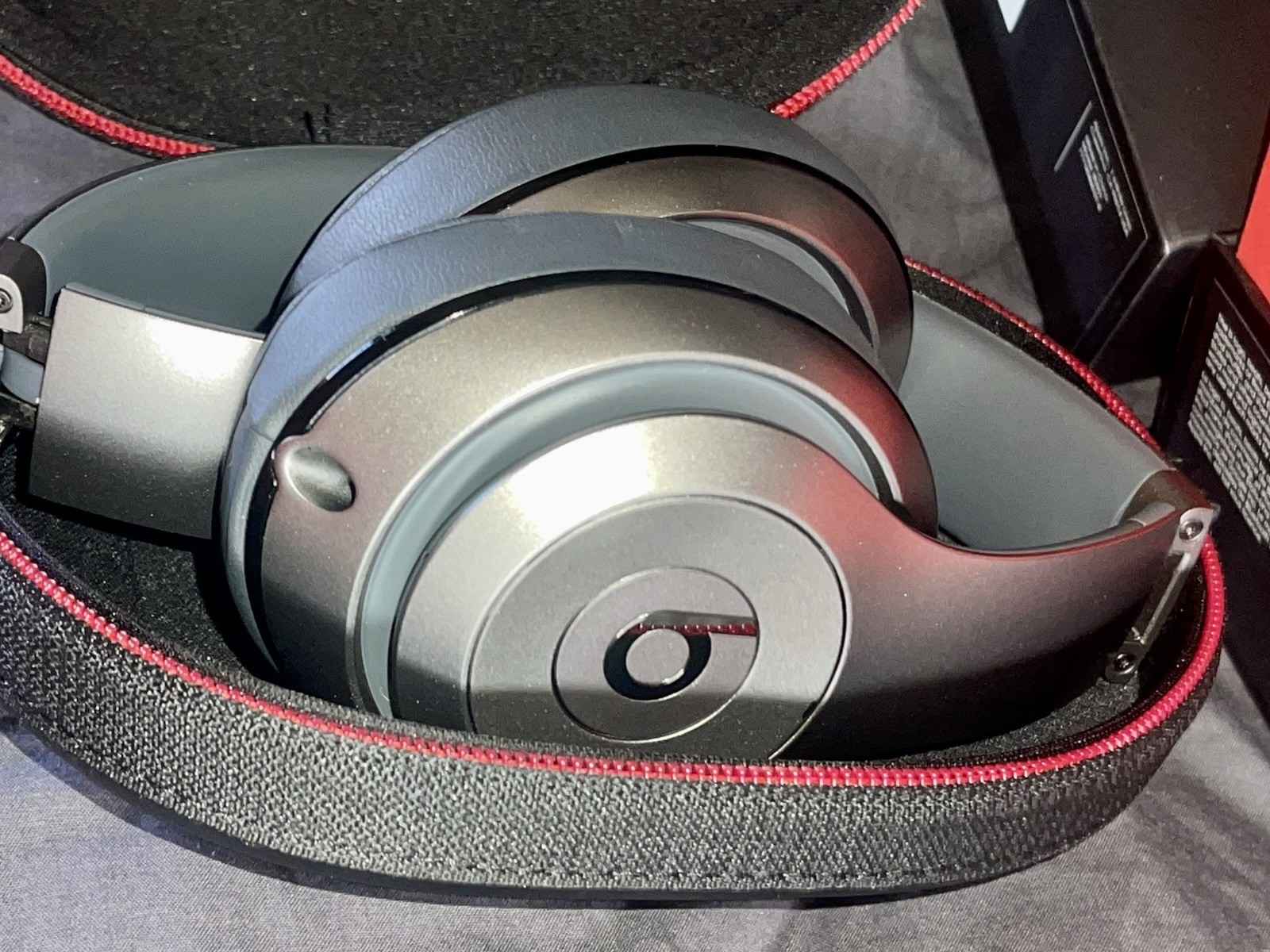 ?OUT OF STOCK ?ITEM Beats by Dre Studio V2 Wireless Titanium Gray