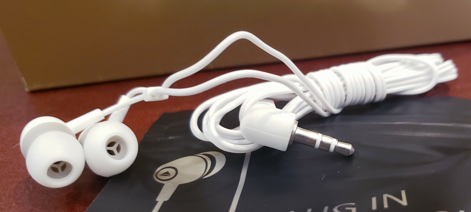 Premium Earbuds Brand New Delta Airlines 044208424