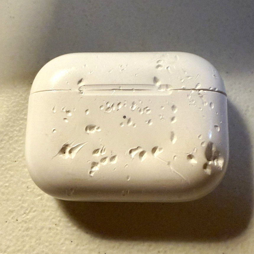 1st Gen Apple AirPods Pro Bluetooth Wireless Charging Case White *Works* (Parts)