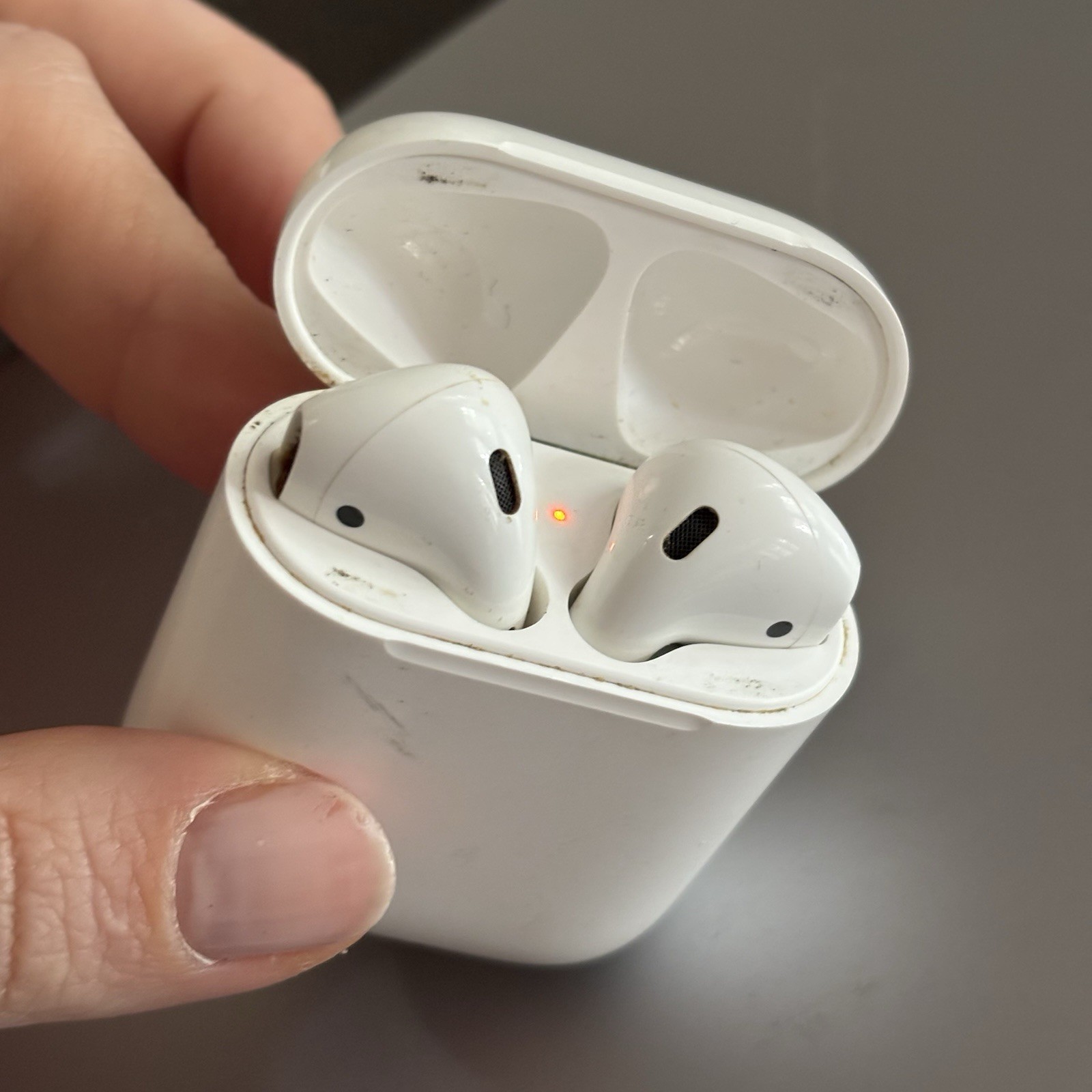 Apple AirPods (2nd Gen) White Bluetooth Wireless Earbuds w/ Charging Case Mic