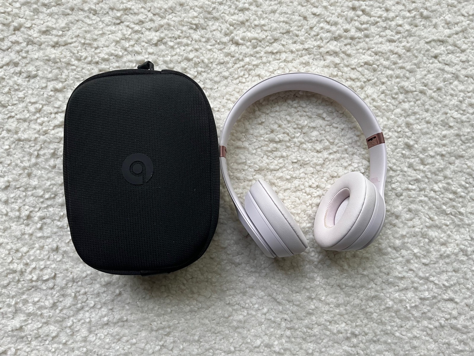 Beats Solo 4 Wireless On-Ear Headphones Matte Pink w/ Pouch