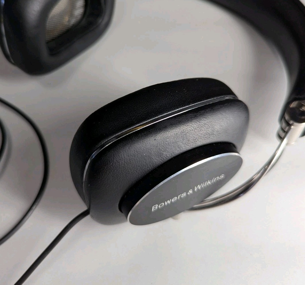 Bowers & Wilkins Over-Ear Headphones Black 3.5mm (READ)