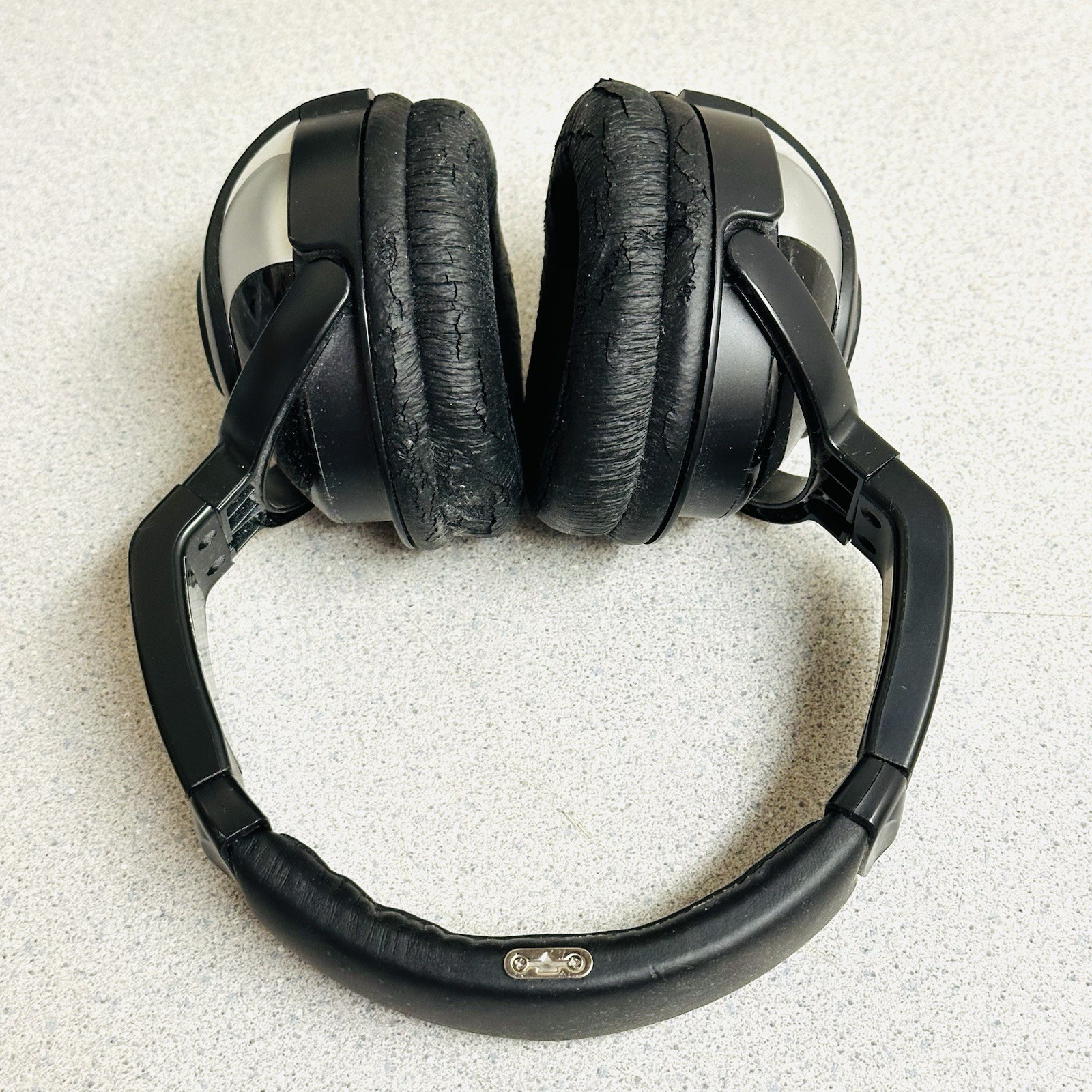 Vtg Radio Shack Infrared Wireless Headphones w/Transmitter Rechargeable 3300280