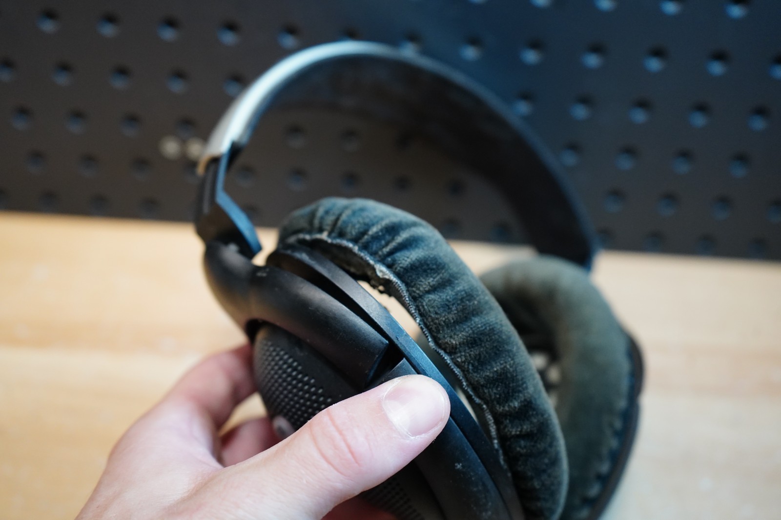 (N) Sennheiser HD 570 Over-Ear Open Back Headphones Worn Pads No Cable