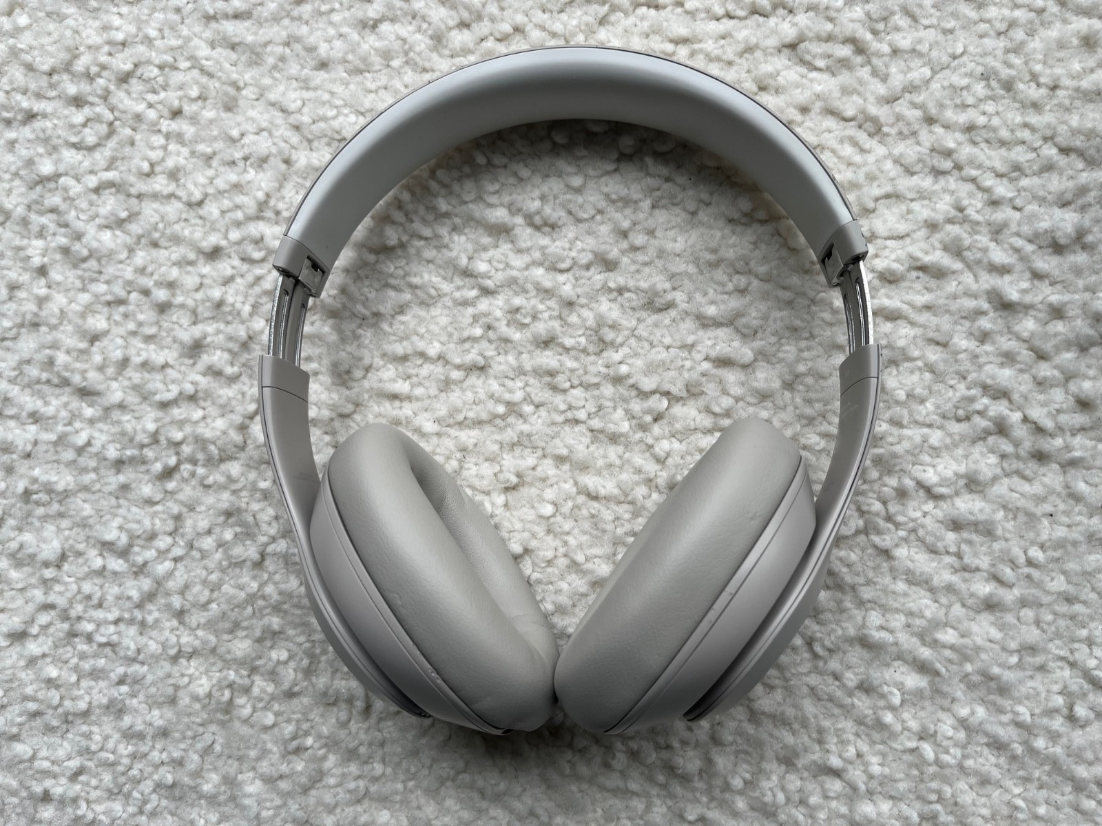 Very Good -Beats Studio Pro Wireless Noise Cancelling Headphones Sandstone