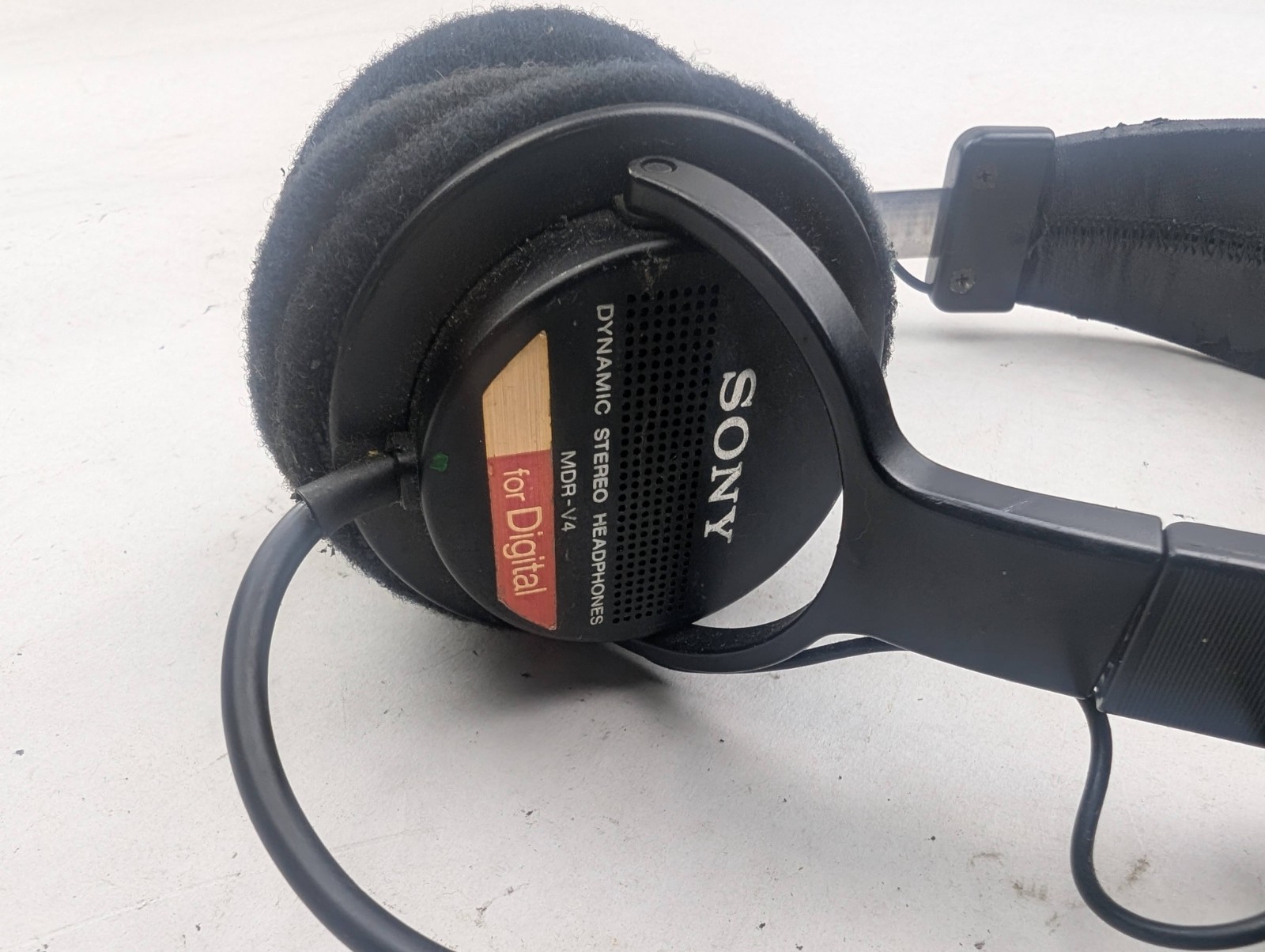 Sony MDR-V4 – Legendary Headphones -Tested Sounds Great Walkman Discman