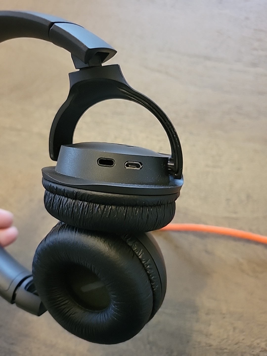JBL TUNE500BT On-Ear Headphones Black Headband Ear-Cup **Charger INCLUDED