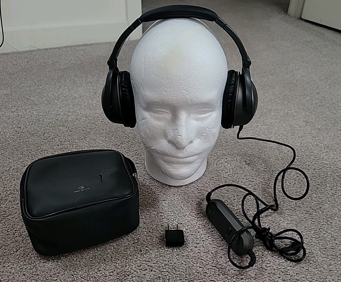 TARGUS Noise-Canceling Headphone specified for traveling foldable, case adapter