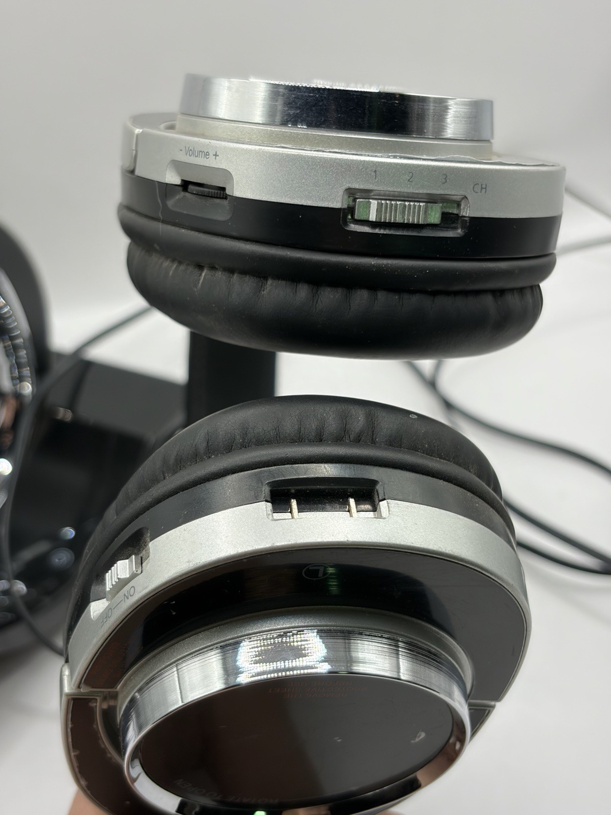 Radio Shack 2.4 GHz Digital Wireless Headphones MODEL #33-103 Turns On FOR PARTS