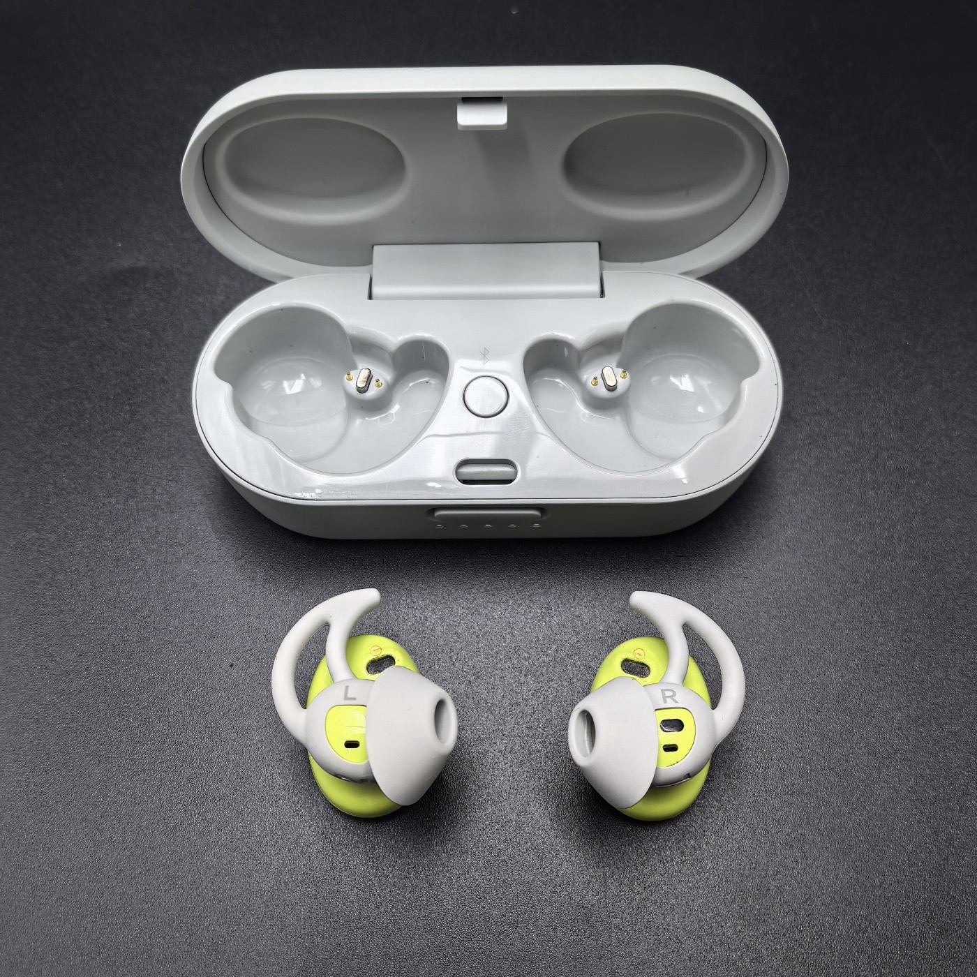 Bose Sport Earbuds Wireless Bluetooth Headphones White In-Ear Earphones