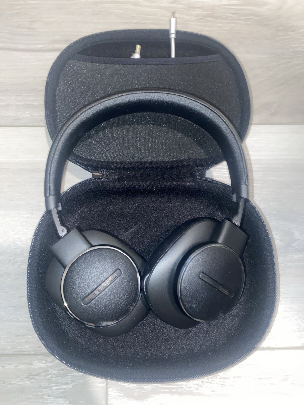 Harman Kardon FLY ANC headphones’ advanced active noise-cancelling technology