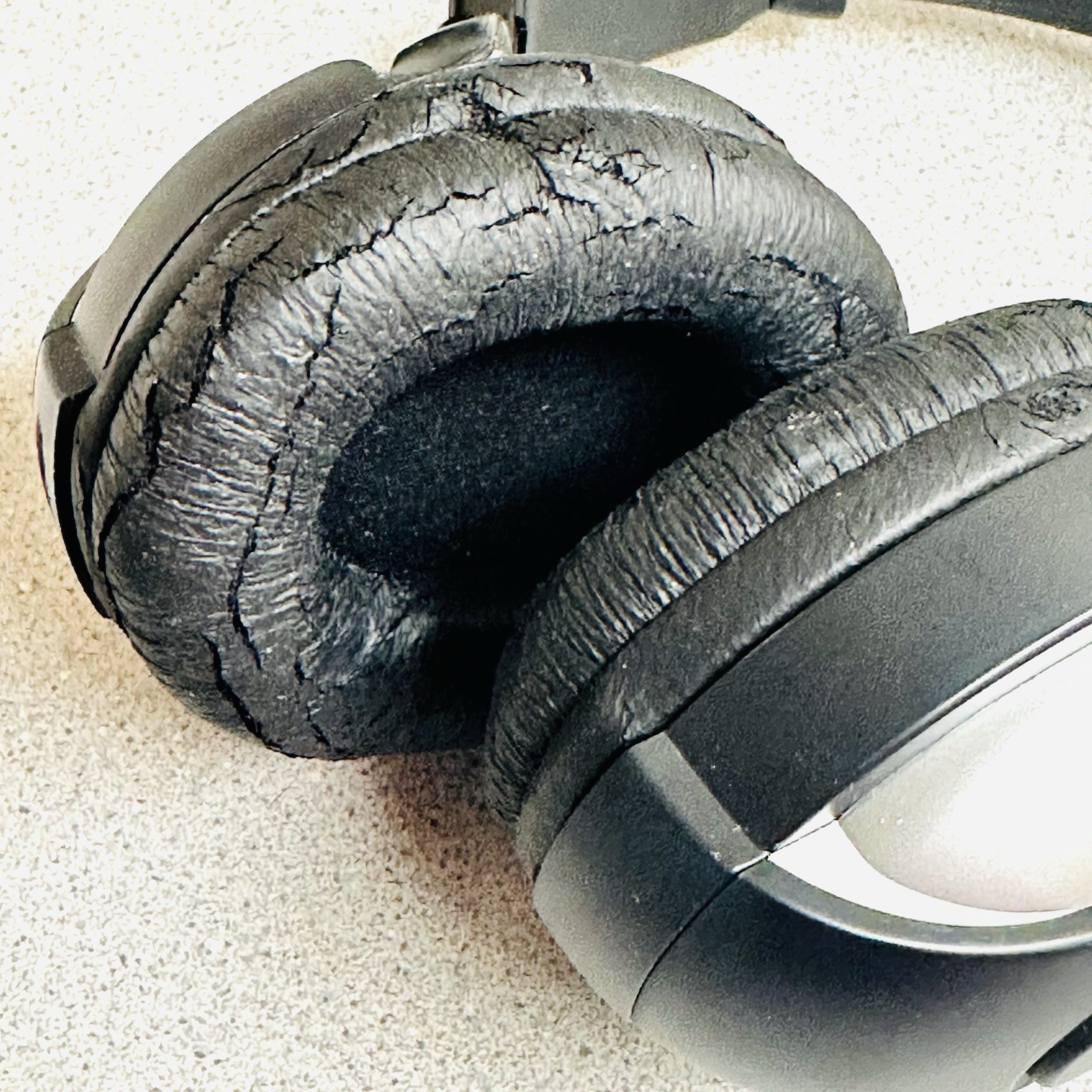Vtg Radio Shack Infrared Wireless Headphones w/Transmitter Rechargeable 3300280