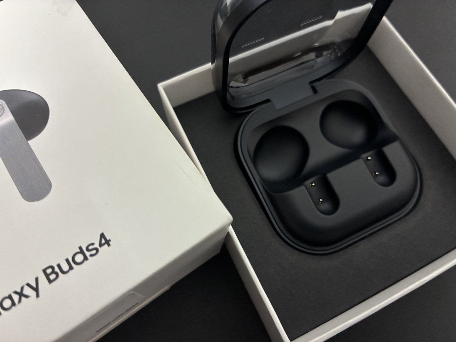 NEW Original Samsung Galaxy Buds4 SM-R540N Earbuds Charging Case (NO BUD)