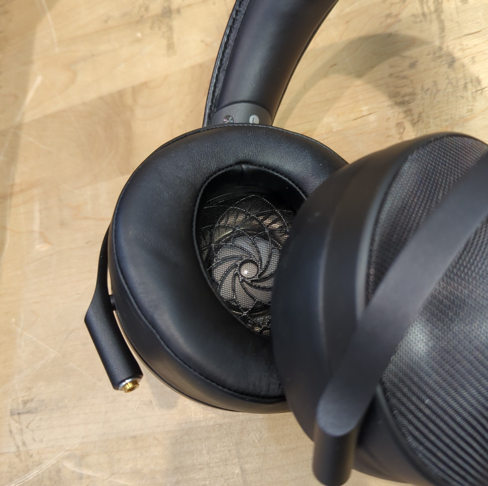 Sony MDR-Z1R Premium Hi-Res Closed-Back Over-Ear Headphones + Box & Accessories