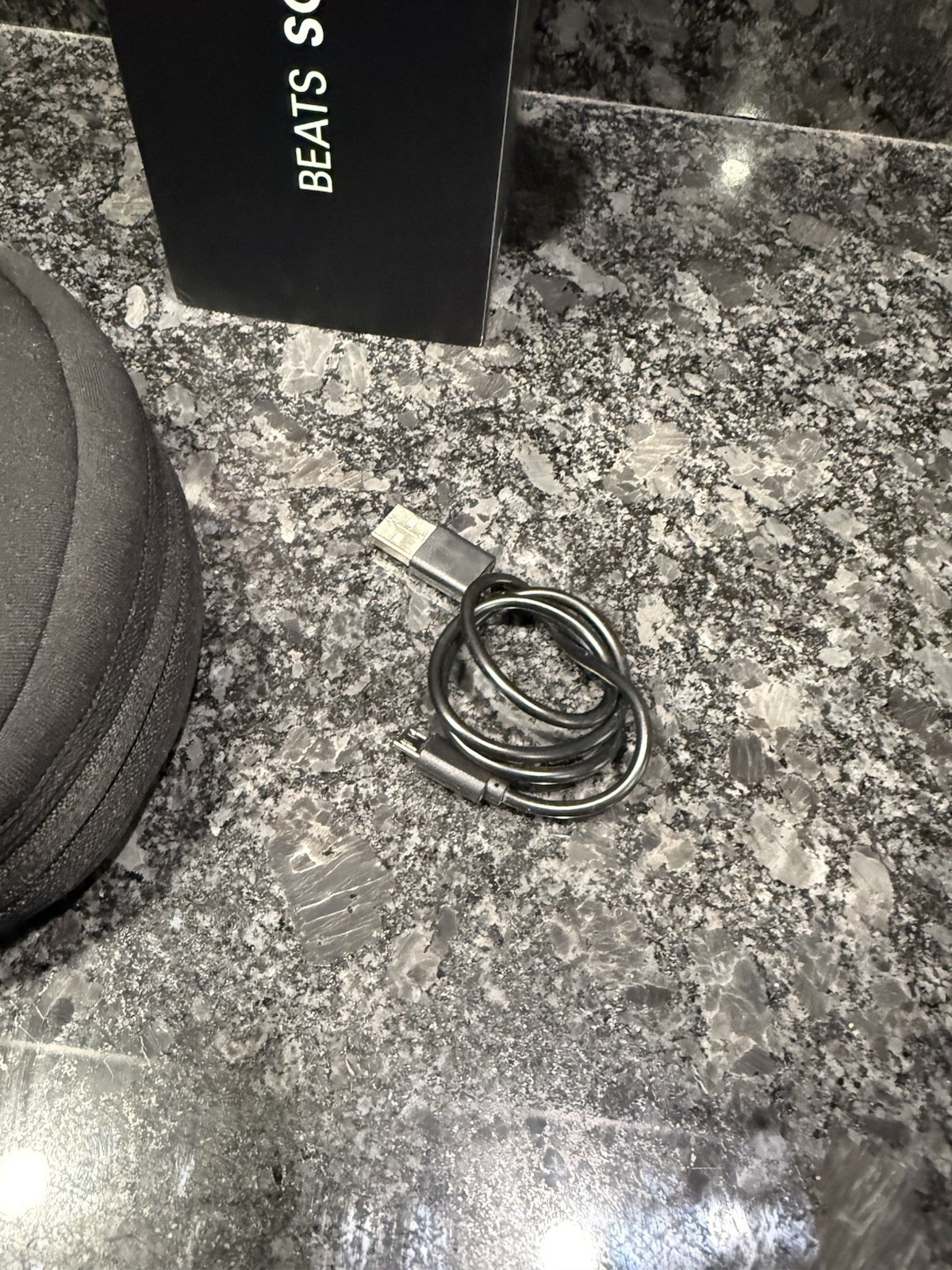 Beats by Dr. Dre Beats Solo3 Wireless On-Ear Headphones – White / Silver